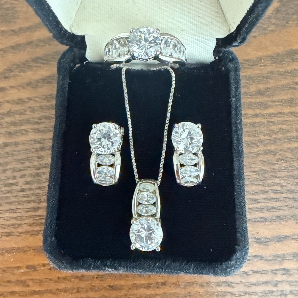 Elegant Silver Jewelry Set with Clear Stones